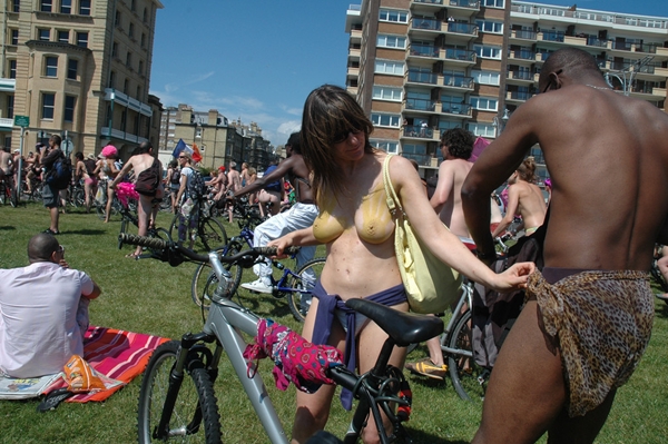 Cunts on Public - Nude Modeling Outdoors; Amateur Public 