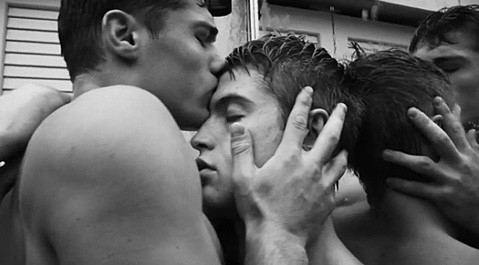 Precioso beso entre amigos; Men 